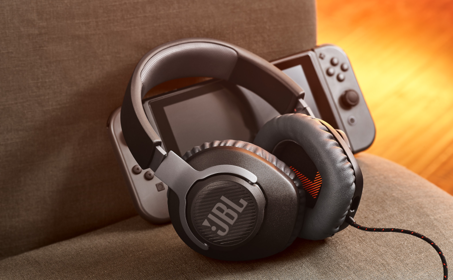 JBL Quantum 100 Sea el polo de atracción del juego con JBL QuantumSOUND Signature - Image